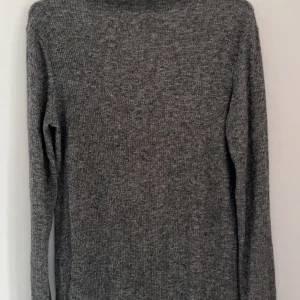 Tröja  - Super fin tröja ifrån bok bok  i jätte bra skick använd fåtal gånger, den har som en liten krage och är lite längre i modellen den går ner precis över rumpan. Som ni ser på andra bilden är det som en liten slits nere på tröjan på båda sidorna 