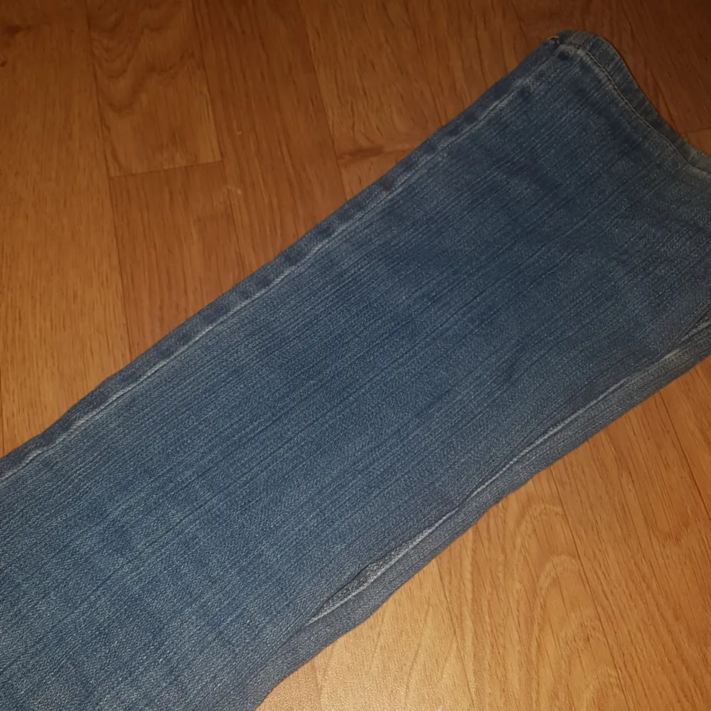 säljer dessa bootcut jeans för 130 kr och kan diskuterss om man frågar eller om det är bra förslag💖kan ävrn frakta! De är i superbra skixk och går på ngn som e 150 ungefär. Jeans & Byxor.