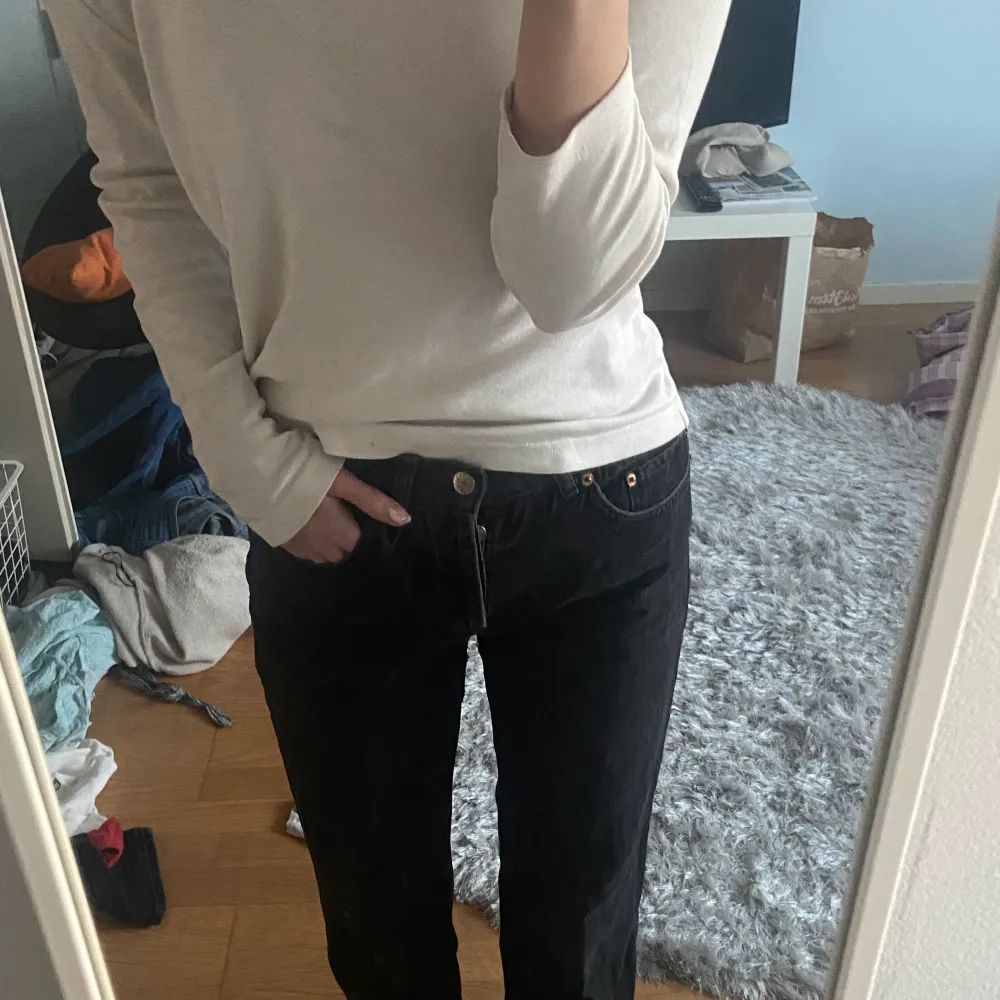 Svarta midwaist jeans från asos. Bra skick.. Jeans & Byxor.