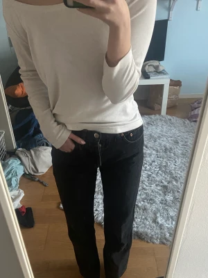 Svarta jeans  - Svarta midwaist jeans från asos. Bra skick.