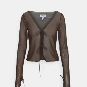 Brun Mesh Knyttopp - Jättefin knyttopp från Weekday i brun mesh🤎 passar superfint över en topp eller klänning till nyår! storlek M men passar både S och M, väldigt stressig i tyget