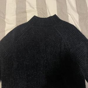 Tjock stickad tröja - Perfekt till vintern! Tröjan är i tjockt ull material och lite croppad, så passar perfekt till lågmidjade jeans. 