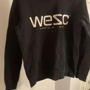 WEZC-hoodie - Äldre märkeströja, välanvänd så lite urtvättad. Jätteskön tröja som kan vara skön en mysdag eller kanske en lång skoldag✨