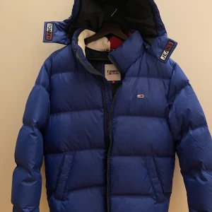 Tommy Hilfiger jacka - Säljer en Tommy ”jeans” Hilfiger jacka i storlek M, fint skick använt få gånger pågrund av fel storlek Kvitto finns
