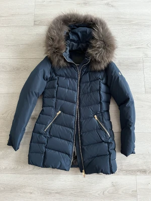 Rockandblue jacka stl 36 - Rockandblue jacka stl 36 i nyskick. Äkta pälskrage som är avtagbar.   Nypris var 4000kr