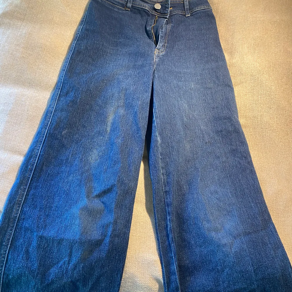 Väldigt högmidjade vida byxor  Fläckarna borde gå bort i tvätten. Jeans & Byxor.