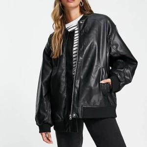 Bomber jacka i läderimitation  - Skinnjacka ifrån ASOS i en oversized fit. Aldrig använd med lapp kvar. Säljer då den var Förstor och returtiden är över. Kan skicka fler bilder om det behövs, köpare står för frakt 📦💓