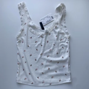 Pointelle linne - Så fint oanvänt linne med piontelle mönster och spets, säljer pga jag har redan flera likadana. Fraktar eller möts upp i TC 💘