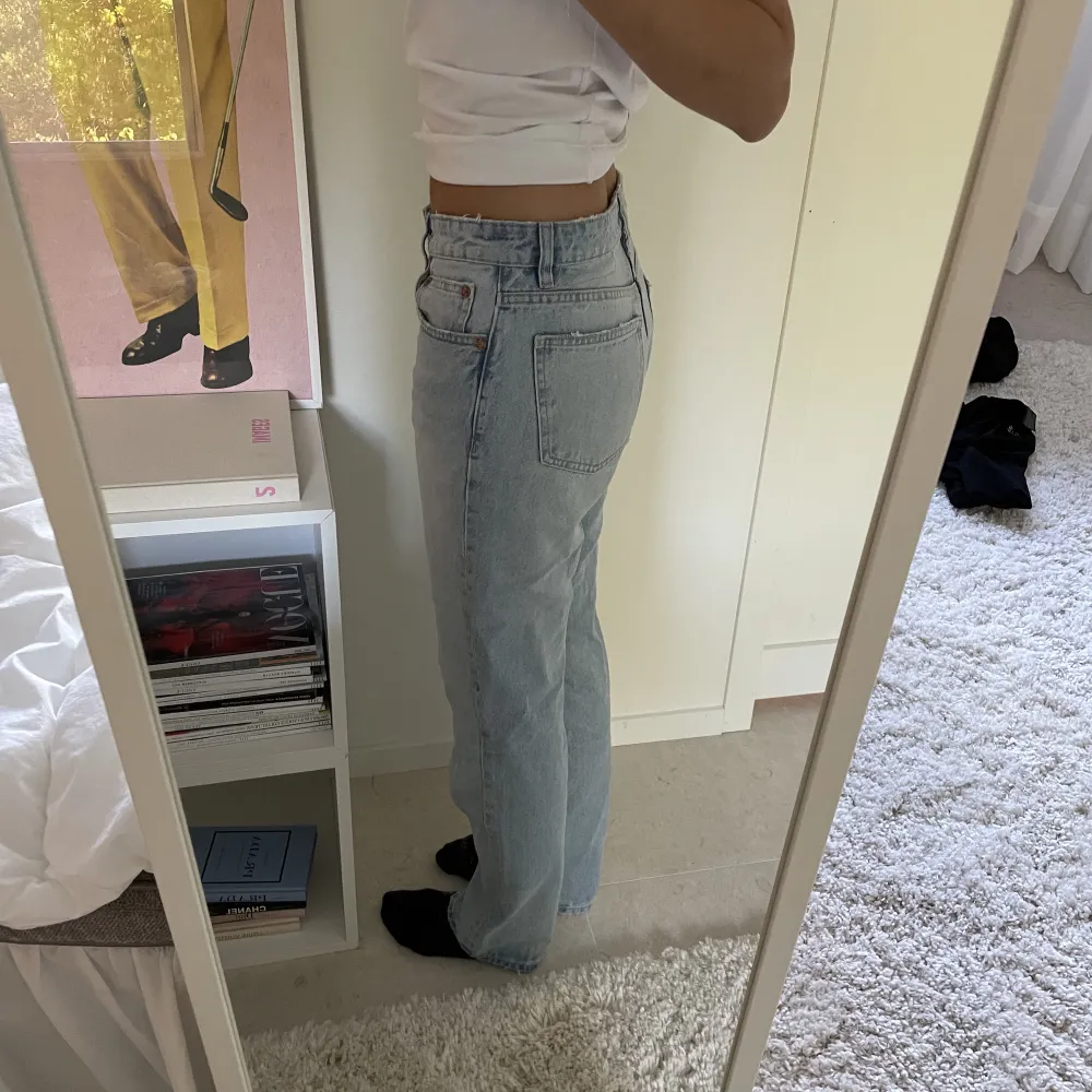 Så snygga jeans i den perfekta raka modellen🤍 Jag är 171 cm och passar perfekt i längden!. Jeans & Byxor.