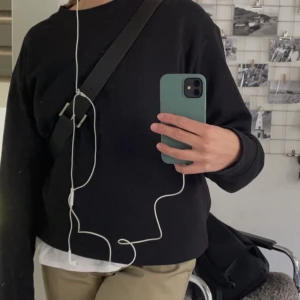 Svart Sweatshirt - Svart Sweatshirt från Gina Tricot! Använd men fortfarande bra skick. Säljer för 75kr + frakt🫶🏻