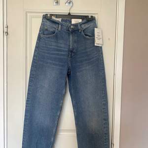 Snygga jeans från HM med bra passform och tvätt. Tyvärr var de för små för mig 🤍☁️ Aldrig använda. Nypris: 300:- (slutsålda)