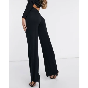 Byxor - ett par tunna sköna byxor från flounce london (asos) som endast är använda en gång. säljer pga att dom aldrig kommit till användning. nypris:  390kr