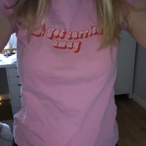 Rosa t-shirt  - Jättesöt t-shirt med gullig text. Har knappt använts