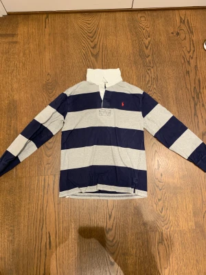 Långärmad tröja från Ralph Lauren  - Superfin långärmad pike tröja från Ralph Lauren. I bra skick. Köpare står för frakt.