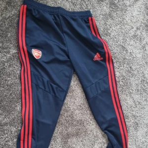 Arsenal byxor - Köpta i london och helt oanvända utomhus, knappt använt hemma och riktigt bra skick som de vore helt nyköp, finns inte på hemsidan sen länge tillbaka
