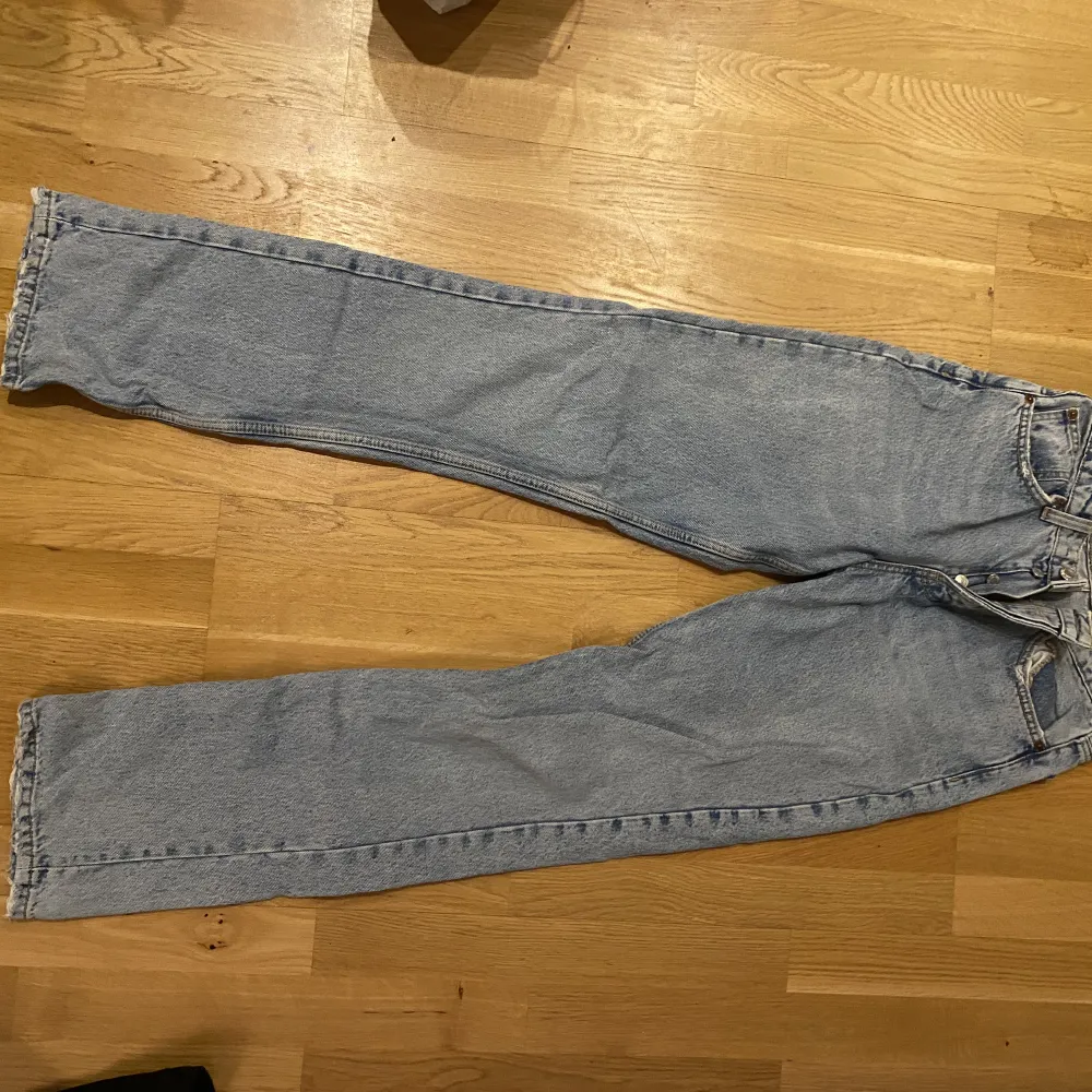 Säljer ett par raka midrise jeans från Zara i stl 36, tyvärr för små för mig, har ett par likadana i mörkblå på min profil🤍. Jeans & Byxor.