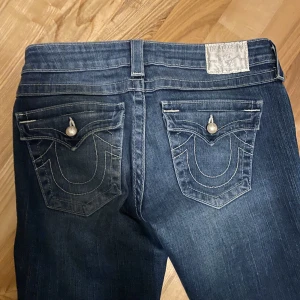 True religion jeans - Säljer dessa snygga true religion jeansen då dem inte kommer till andvändning. Betalar endast med Swish. Kan posta idag!💕