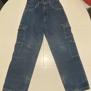 Jeans med fickor - Ett par riktigt feta Fubu Jeans! Köpt för 600kr men säljer för 400kr 