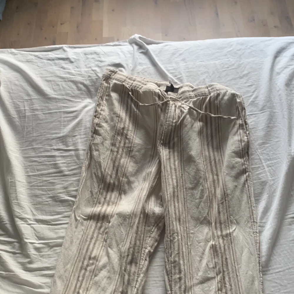 Dessa byxor använde jag ett fåtal gånger under sommarn så de är o bra skick! Byxorna är dessutom väldigt sköna att ha på sig! Frakt ingår.. Jeans & Byxor.