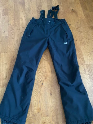 Svarta täckbyxor ❄️❄️ - Svarta täckbyxor från McKinley i strl 36!!⛷️🌨️ väldigt bra skick, endast använda fåtal ggr💕 köparen står för frakten😃