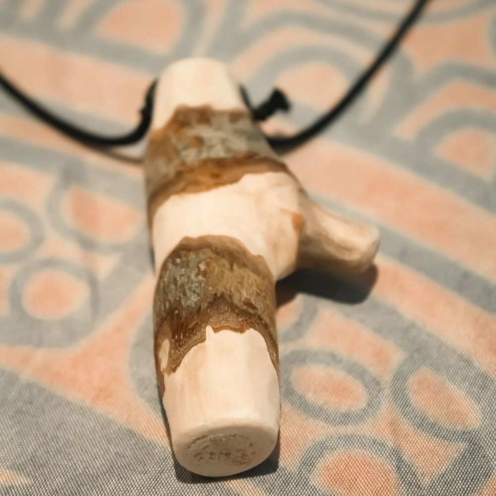 Handgjort (av mig) halsband med ett hänge i trä. Så fin kontrast mellan barken och det ljusa träet innanför. 🌳 Halsbandet har ett klassiskt metallknäppe i nacken. . Accessoarer.