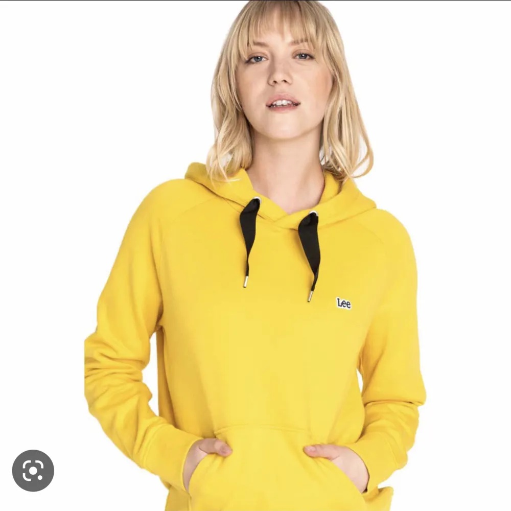 Gul Lee hoodie i nyskick endast använd 1 gång. Nypris 800kr säljer för 300kr . Hoodies.