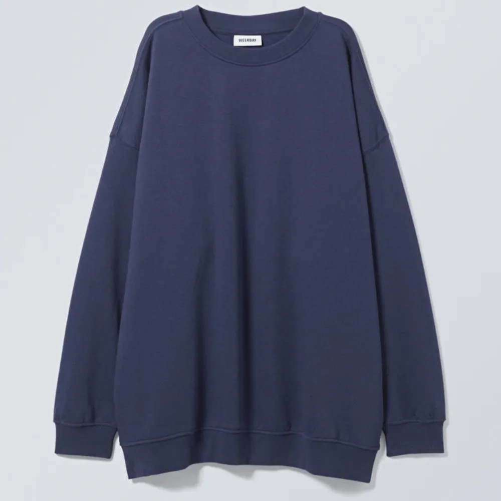 Cool och mysig mörkblå oversized sweatshirt från Weekday.🤩 Endast använd vid ett tillfälle. Storlek S.. Tröjor & Koftor.