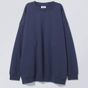 Cool och mysig mörkblå oversized sweatshirt från Weekday.🤩 Endast använd vid ett tillfälle. Storlek S.