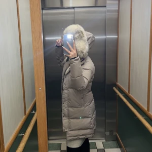 Everest vinterjacka  - Säljer denna beiga vinterjacka. Från Everest med avtagbar fake päls, köpt förra året för 2 tusen .  Strl S/XS , 