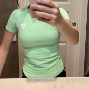 Gym topp - Gym topp som är använd 1 gång. Storlek S. Nypris är 400 mitt är 200 plus frakt!