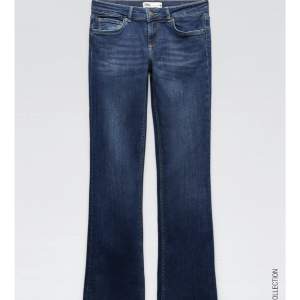 Helt oanvända bootcut jeans från zara med låg midja! Nypris 400