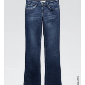 Lågmidjade bootcut jeans från zara - Helt oanvända bootcut jeans från zara med låg midja! Nypris 400
