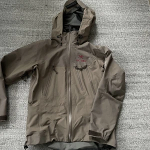 Vintage arcteryx  - Otroligt fint skick på denna bara klädhängaren som är borta! Size S dam, otroligt sällsynt färg o äldre modell som ej gå o få tag på ny 