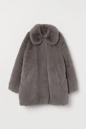 Jacka i fuskpäls - Mysig jacka i fuskpäls, köpt förra vintern på H&M. Den är oanvänd då jag bara har provat den. Tyckte den var så fin och köpte den även i beige. Men tyvärr kändes den inte bra på mig så därför säljer jag nu den.