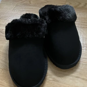 Svarta tofflor - Jättesköna svarta fluffiga tofflor, helt oanvända från Even&Odd! 🧸🧸