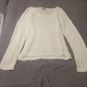 Stickad tröja - Stickad tröja från Gina Tricot🤍 Använd fåtal gånger men är  lika bra ännu, säljer den då jag inte får någon användning av den mer🤍 Stl S/M, köpt för 175kr säljs för 85kr inkl frakten🫶🏽