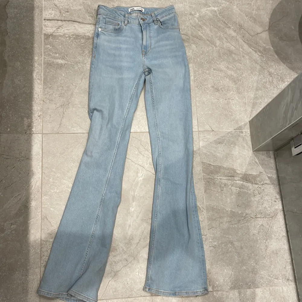 Oanvända Zara jeans Bootcut sliten tvätt. Jeans & Byxor.