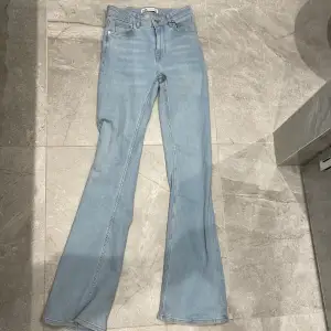 Oanvända Zara jeans Bootcut sliten tvätt