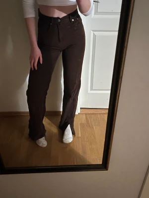 Bruna jeans - Jätte fina bruna jeans med en slits nedtill som aldrig kommer till användning
