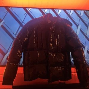 Vinter jacka - Vinter jacka från calvin klein, köpt förra året men knappt använd pga sitter lite tight på mig