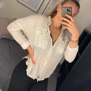 Vit skjorta från Gina tricot  - Luftig och skön skjorta från Gina tricot! Inte använt alls på väldigt länge. Legat långt nere i garderoben därav skryngligheten, bara att stryka till så blir den supersnygg🤌🏼 Gott skick.