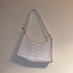 Vit väska från shein  - Aldrig använt , jätte fin väska 