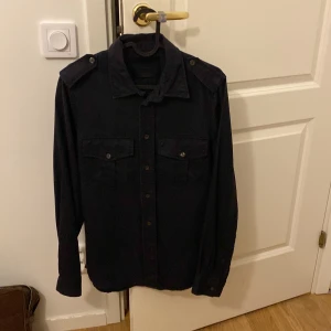 Limitato - Limitato skjorta fick som gåva från NK i Göteborg för ungefär 2 år sen. Knappt använd då den blev för liten.   Fint material och schysst bild på baksidan.  Vid snabb affär kan pris diskuteras.   Bor i Gbg