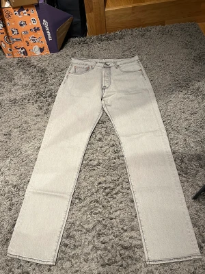 Gråa 501or -   Gråa levis 501or  Storlek:32/34  Condition: Nästan helt nya inga fläckar eller 