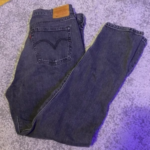 Levi’s 501 - Säljer dessa fina 501. Väldigt bra skick då jag bara använt de ett par gånger. Säljer för använder inte de längre. W32 L28 ☺️