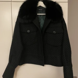 Meotine jacka - Säljer min fina svarta Meotine jacka i storlek M/L som endast är använd en gång och därmed i toppskick. Jag skulle säga att den även passar en S/M! Köpt på Meotines egna hemsida för 2800 kronor❤️ Inga defekter! 
