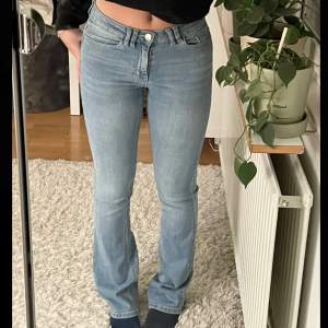 Mid-waist jeans med bootcut från Orsay, knappt använda. Storlek 34, dock lite stora i storlek då de passar mig som vanligtvis har 36 (S)💗