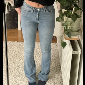 Bootcut byxor - Mid-waist jeans med bootcut från Orsay, knappt använda. Storlek 34, dock lite stora i storlek då de passar mig som vanligtvis har 36 (S)💗