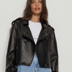 Skinnjacka  - Snygg skinnjacka från NA-KD. Använd fåtal gånger. Nypris 899kr. Köparen står för frakten💗