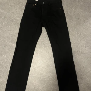 Levis 501 svart - Svarta Levis 501 använda få gånger, se läderlappen i bak. Inga defekter. 